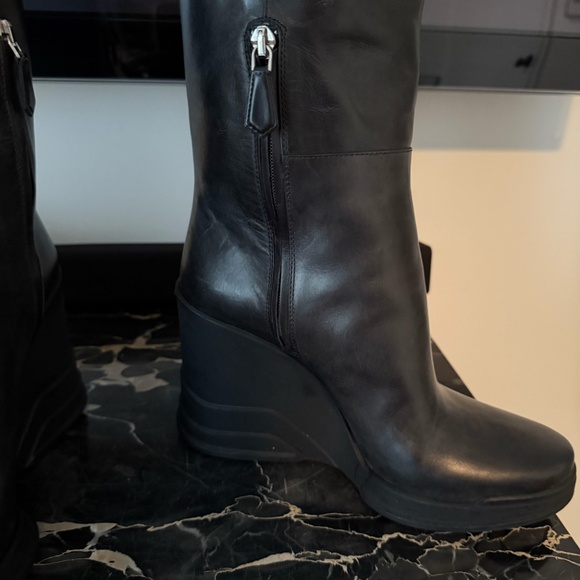 Beautiful Prada Boots from Holt Renfrew size 39 Black - Picture 9 of 15